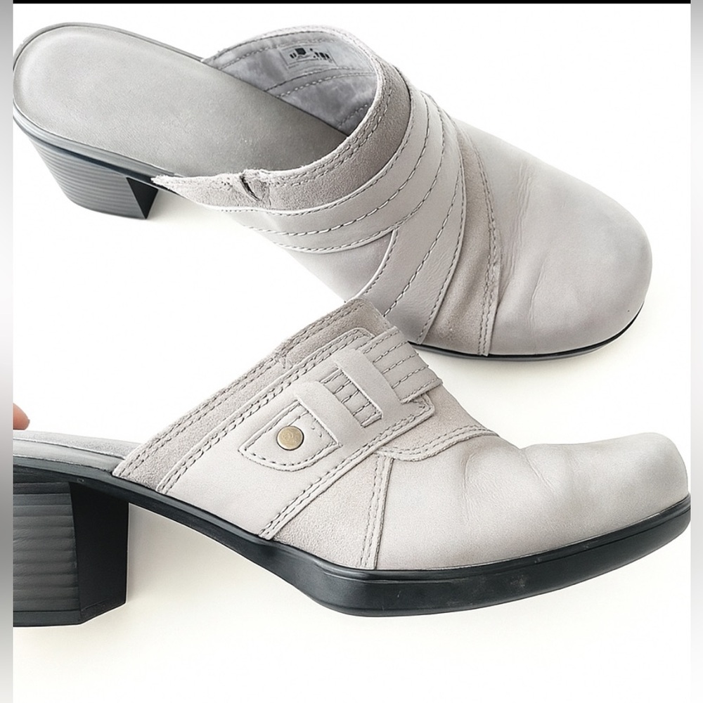 Clark’s Women's Gray Heeled leather comfort Mules. Women size 8